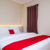 Отель RedDoorz Plus near RS JIH Solo, фото 3