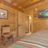 Отель Lone Wolf Lodge - Three Bedroom Cabin, фото 22