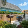 Отель Upscale Charming Island Cottage, фото 1
