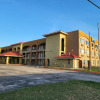 Отель Hallmark Inn and Suites, фото 1