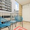Отель Large 2br/2ba Steps to Waikiki Beach by Domio, фото 8