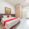 Отель RedDoorz Near Kejaksan Station Cirebon, фото 3