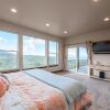 Отель Floor to Ceiling Lake Views - Perfect Family Getaway, фото 4