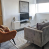 Отель Modern 2 Bed Apt - 15 Mins to Birmingham, фото 1