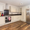 Отель 3 Bedroom House near Colliers Wood Sleeps 6, фото 18