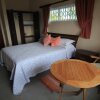 Отель Surfers Self-Catering Chalets на Острове Маэ