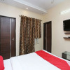 Отель OYO 10588 Hotel Golden Square, фото 11
