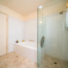 Отель Glenelg Beach Stylish 2 Story Townhouse Sea View, фото 9