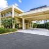 Отель Quality Inn Palm Beach International Airport в Уэст-Палм-Биче