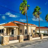 Отель Spacious 6BR Villa w Pool Close2beach Sleeps 16, фото 1