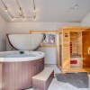 Отель Homewood by Avantstay Amazing Family Cabin w/ Hot Tub & Sauna, фото 2
