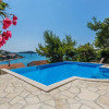 Отель Villa Paladin - Spacious Villa with Pool near Garden Resort - 7 Min walk, фото 16