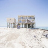 Отель Shamrock Shores Bottom Floor - Large gulf front deck and a private sea wall for fishing! Rent as a 4, фото 21