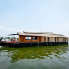 Отель OYO 13525 HouseBoat My Trip Deluxe 3 BHK Private, фото 13