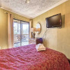 Отель Creekside, 4 Bedrooms, Pool Access, WiFi, Fireplace, Sleeps 10, фото 13