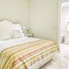 Отель Signature Lindin Cottage Room 4, фото 12