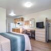 Отель HomeTowne Studios & Suites by Red Roof Bentonville, фото 6