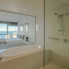 Отель Circle on Cavill Luxury 2-Bedroom Ocean Views, фото 10