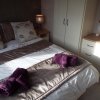 Отель Devon Hills Holiday Park luxury timber lodge pet friendly with hot tub 2 to 6 guests, фото 5