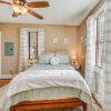 Отель Charming Smithfield House: Walk to Downtown!, фото 3