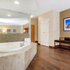 Отель Comfort Suites Airport, фото 21