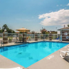 Отель Executive Inn & Suites, фото 12