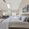 Отель Niagara Falls Getaway: Perfect Place To Unwind 2 Bedroom Home by RedAwning, фото 21