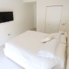 Отель King Bed Full Service Apt, фото 5