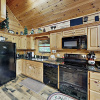 Отель The Bear Essentials Getaway W/ Hot Tub 3 Bedroom Cabin, фото 9