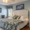Отель Cottage Breeze by Oak Island Accommodations, фото 6