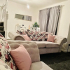 Отель Beautiful 4 Bed Home With Free Parking, фото 2
