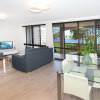 Отель Beachport 14 - Newly Renovated 2 Bedroom Apt on Parkyn Parade with Aircon, фото 3