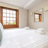 Отель Peaceful Putney Apartment by Underthedoormat, фото 18