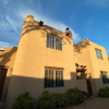 Отель Piñon Dream - Walk to The Plaza, Comfortable Southwestern Style, фото 1