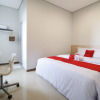 Отель RedDoorz Plus Syariah near Mall Pondok Indah, фото 3