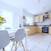 Отель Stunning 4-bed House in Camberley, фото 10