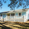 Отель Cottage Breeze by Oak Island Accommodations, фото 1