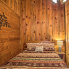 Отель Timber Brooke Cabin: Hot Tub & Central Location!, фото 11