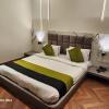 Отель Square 9 Inn - Near Fortis & Huda City Centre, фото 8