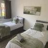 Отель Crowthorne House, Beautiful Home for 8 Guests, Cul-de-sac With Private Driveway, фото 5