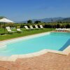 Отель Splendid Farmhouse in Cortona With Swimming Pool, фото 8