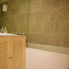 Отель Kensington 2 Bedroom Flat With Balcony, фото 7