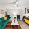 Отель Stylish 2BR Near UT Hyde Park Evonify, фото 5