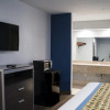 Отель Travelers Inn & Suites, фото 4