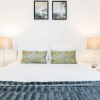 Отель Stunning Ensuite 2 Bedroom Apartment, фото 13