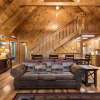 Отель Cozy Bear Lodge, 3 Bedrooms, Sleeps 12, Near Downtown, Private, Hot Tub, фото 4