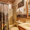 Отель Er245 â Almost Heaven Great Location â Close To Town! 3 Bedroom Cabin by RedAwning, фото 7