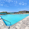 Отель Hilton Head Condo w/ Pool & Dining: Walk to Beach!, фото 15