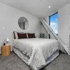 Отель Designer Luxury 2-Bed Apartment With Car Park в Окленде