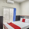 Отель Reddoorz Syariah Near Tugu Gentan Jakal, фото 3